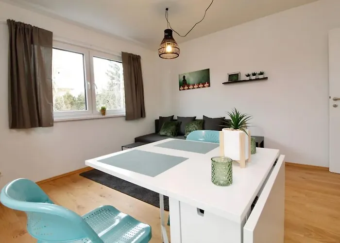 Modern Balcony With Free Parking וינה
