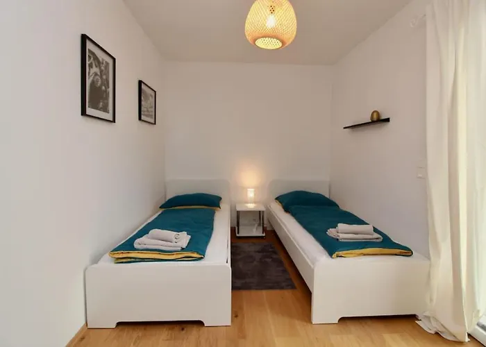 Modern Balcony With Free Parking וינה
