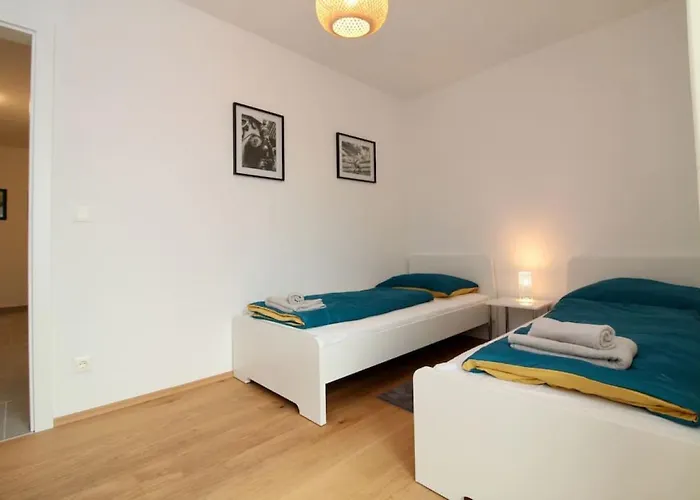 Modern Balcony With Free Parking וינה