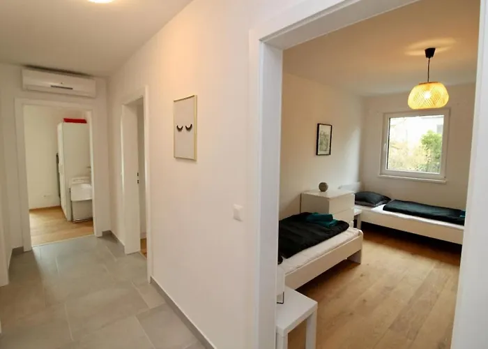 Modern Balcony With Free Parking דירה