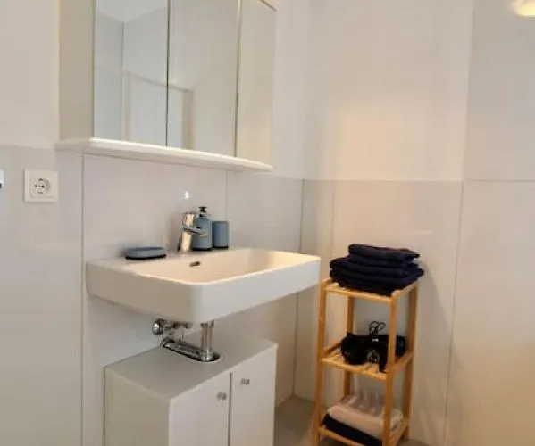 Modern Balcony With Free Parking דירה