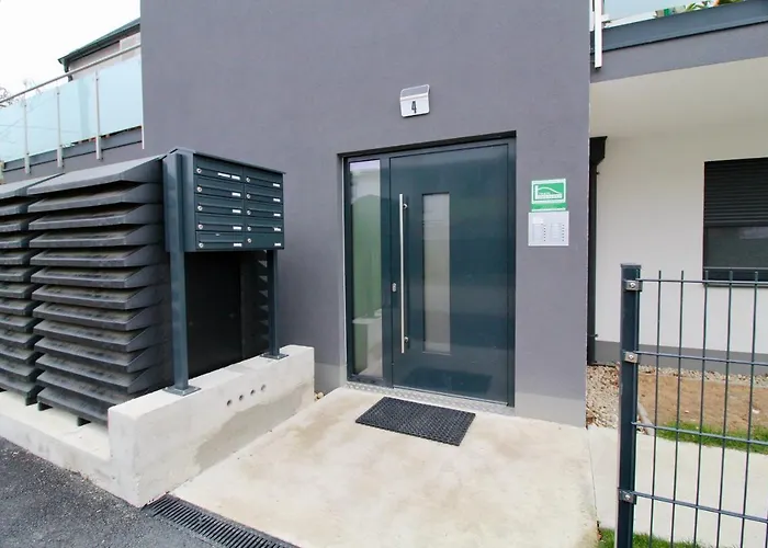 Modern Balcony With Free Parking *