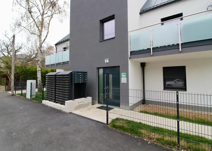 Modern Balcony With Free Parking דירה *